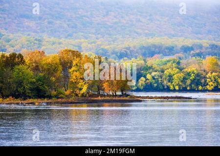 Automne sur la rivière Susquehanna, vallée de la rivière Susquehanna, près de Dauphin, Pennsylvanie, États-Unis, Région du centre de l'Atlantique. Banque D'Images