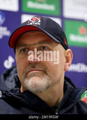 L'entraîneur en chef d'Ulster, Dan McFarland, suit le match de la coupe des champions Heineken au stade AJ Bell, à Salford. Date de la photo: Dimanche 11 décembre 2022. Banque D'Images