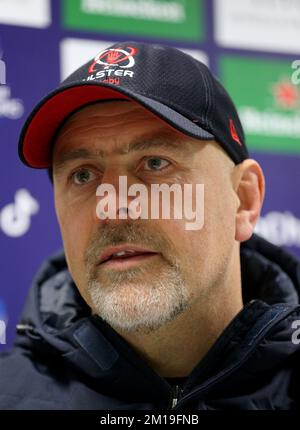 L'entraîneur en chef d'Ulster, Dan McFarland, suit le match de la coupe des champions Heineken au stade AJ Bell, à Salford. Date de la photo: Dimanche 11 décembre 2022. Banque D'Images