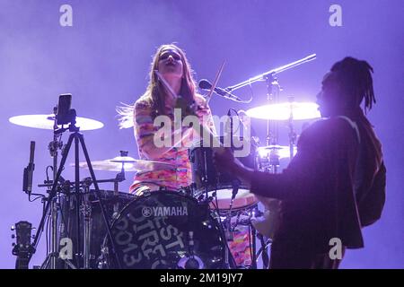 Anna Prior (batterie) et Olugbenga Adelekan (basse), de Metronomy Banque D'Images