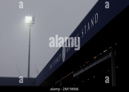 Londres, Royaume-Uni. 11th décembre 2022 ; stade Loftus Road, Shepherds Bush, West London, Angleterre ; EFL Championship football, Queens Park Rangers versus Burnley; QPR projecteurs s'allument dans le brouillard crédit: Action plus Sports Images/Alamy Live News Banque D'Images