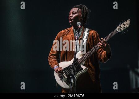 Olugbenga Adelekan (basse), de Metronomy Banque D'Images