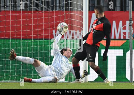 ALMERE - Jeredy Hilterman de Almere City FC scores (lr) ADO Den Haag gardien de but Hugo Wentges, Jeredy Hilterman de Almere City FC pendant le match de la division néerlandaise des champions de cuisine entre Almere City FC et ADO Den Haag au stade Yanmar sur 11 décembre 2022 à Amsterdam, aux pays-Bas. ANP GERRIT VAN KOLOLEN Banque D'Images