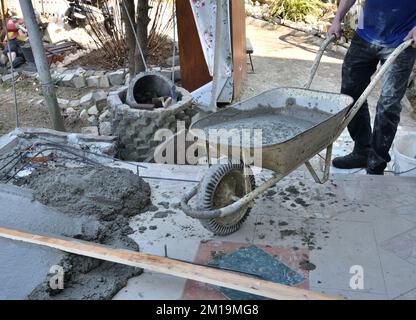 Construction du plancher à la maison à la main à l'aide d'une brouette Banque D'Images