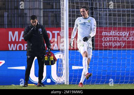 ALMERE - le gardien de but de l'ADO Den Haag Hugo Wentges quitte le terrain blessé lors du match de la division championne de cuisine néerlandaise entre le FC de la ville d'Almere et l'ADO Den Haag au stade Yanmar sur 11 décembre 2022 à Amsterdam, pays-Bas. ANP GERRIT VAN KOLOLEN Banque D'Images