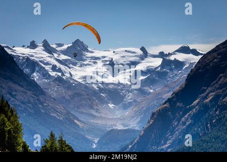 Parapente au-dessus de la chaîne de montagnes Bernina avec glaciers dans les Alpes, Suisse Banque D'Images