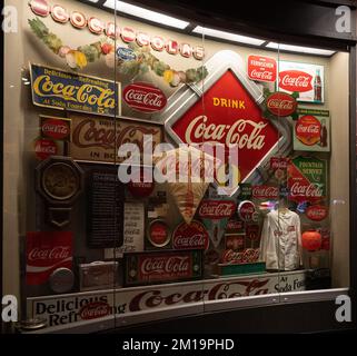Une exposition de signes de Coca-Cola du monde entier au World of Coca-Cola Banque D'Images