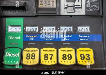 Pompe à essence aux États-Unis indiquant les prix par gallon de carburant diesel, sans plomb 88, ordinaire sans plomb, sans plomb plus et super sans plomb. Photo prise en Louisiane, Etats-Unis Banque D'Images