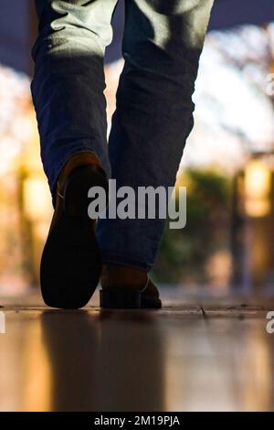 Homme marchant dans des bottes de cow-boy Banque D'Images