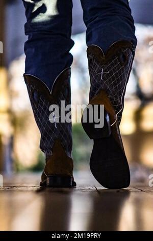 Homme marchant dans des bottes de cow-boy Banque D'Images