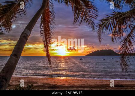 Magnifique coucher de soleil sur la côte de Nosy Be Madagascar surplombant l'île de Nosy Sakatia Banque D'Images