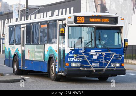 Seattle - 29 mars 2022; bus Sount Transit Gillig avec lecteur numérique boad et porte vélo sur la route 590 jusqu'au dôme de Tacoma Banque D'Images