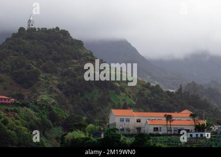 Un village dans les montagnes Banque D'Images