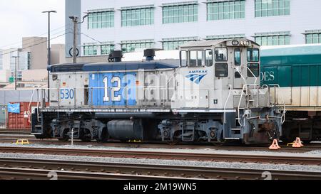 Seattle - 29 mars 2022; Amtrak Switch locomotive avec Seattle Seahawks 12th Homme emblème Banque D'Images