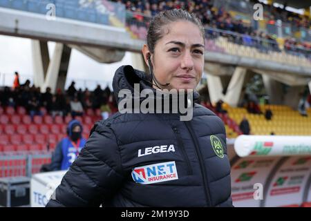 Benevento, Italie. 11th décembre 2022. Arbitre Maria Sole Ferrieri Caputi avant le match de football de la série B entre Benevento Calcio et COMME Cittadella au stade Ciro Vigorito à Benevento (Italie), 11 décembre 2022. Photo Cesare Purini/Insidefoto crédit: Insidefoto di andrea staccioli/Alamy Live News Banque D'Images