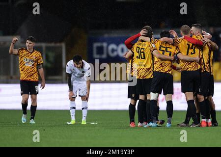 Benevento, Italie. 11th décembre 2022. Les joueurs de Benevento fêtent à la fin du match de football de la série B entre Benevento Calcio et COMME Cittadella au stade Ciro Vigorito à Benevento (Italie), 11 décembre 2022. Photo Cesare Purini/Insidefoto crédit: Insidefoto di andrea staccioli/Alamy Live News Banque D'Images