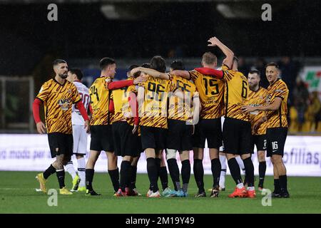 Benevento, Italie. 11th décembre 2022. Les joueurs de Benevento fêtent à la fin du match de football de la série B entre Benevento Calcio et COMME Cittadella au stade Ciro Vigorito à Benevento (Italie), 11 décembre 2022. Photo Cesare Purini/Insidefoto crédit: Insidefoto di andrea staccioli/Alamy Live News Banque D'Images