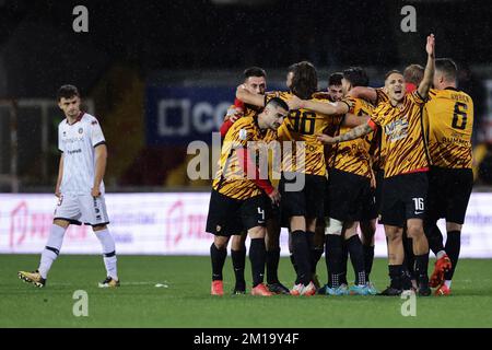 Benevento, Italie. 11th décembre 2022. Les joueurs de Benevento fêtent à la fin du match de football de la série B entre Benevento Calcio et COMME Cittadella au stade Ciro Vigorito à Benevento (Italie), 11 décembre 2022. Photo Cesare Purini/Insidefoto crédit: Insidefoto di andrea staccioli/Alamy Live News Banque D'Images