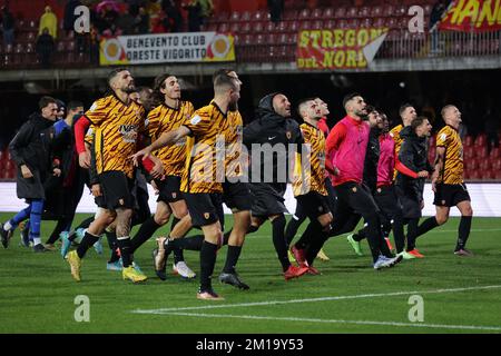 Benevento, Italie. 11th décembre 2022. Les joueurs de Benevento fêtent à la fin du match de football de la série B entre Benevento Calcio et COMME Cittadella au stade Ciro Vigorito à Benevento (Italie), 11 décembre 2022. Photo Cesare Purini/Insidefoto crédit: Insidefoto di andrea staccioli/Alamy Live News Banque D'Images