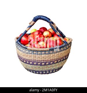 Pommes rouges fraîches dans un panier isolé sur fond blanc Banque D'Images