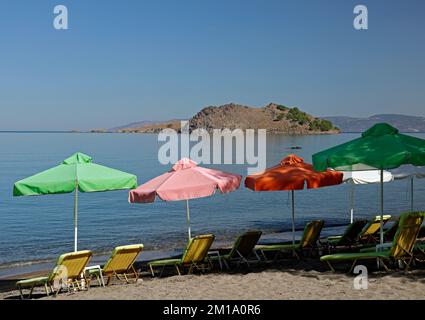 Parasols et chaises longues multicolores sur la plage d'Anaxos, Lesbos. Septembre / octobre 2022. Banque D'Images