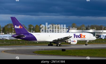 Everett, WA, États-Unis - 21 avril 2022; FedEx Express qui se prépare à décoller à Everett Paine Field. L'avion de fret est un Boeing 757-20 converti Banque D'Images