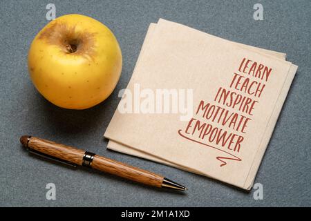 apprenez, enseignez, inspirez, motivez et responsabilisez - note d'inspiration sur une serviette avec une pomme d'or, la créativité et le concept d'éducation Banque D'Images