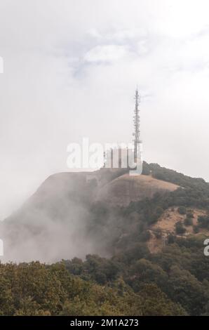 Vue d'une station de télécommunication sur une montagne de Montserrat dans le brouillard Banque D'Images