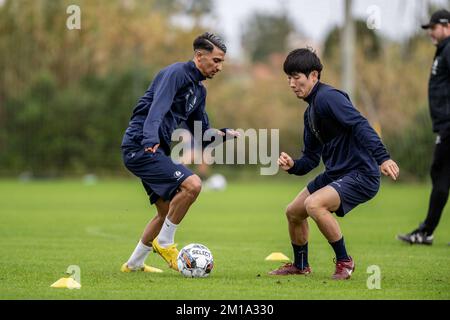 Hyunseok de Gent Hong et Ibrahim Salah de Gent photographiés en action lors d'une session d'entraînement au camp d'entraînement d'hiver de l'équipe belge de football de première division KAA Gent à Oliva, Espagne, dimanche 11 décembre 2022. BELGA PHOTO LUC CLAESSEN Banque D'Images