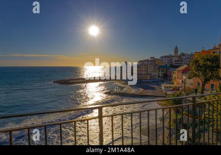 GÊNES, ITALIE, FEBBRUARY 22, 2022 - vue sur le village de Bogliasco avec la plage, province de Gênes, Italie. Banque D'Images