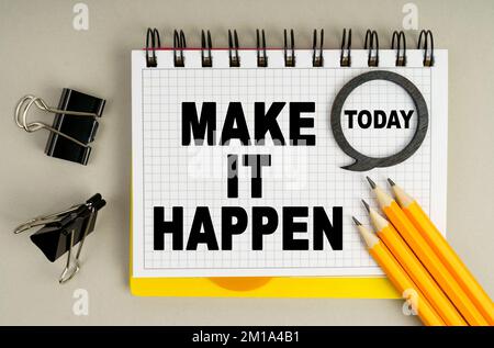 Concept d'affaires et d'économie. Sur la table sont des crayons et un carnet avec les inscriptions - aujourd'hui et DE FAIRE CELA SE PRODUIT Banque D'Images