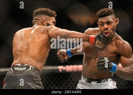 LAS VEGAS, NV - DÉCEMBRE 10 : (G-D) Chris Curtis poinçons Joaquin Buckley dans leur combat MiddlewEight lors de l'événement UFC 282 à l'arène T-Mobile sur 10 décembre 2022 à Las Vegas, Nevada, États-Unis. (Photo de Louis Grasse/PxImages) (Louis Grasse/SPP) crédit: SPP Sport Press photo. /Alamy Live News Banque D'Images