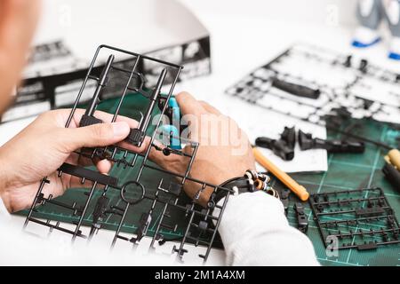 L'homme qui assemble les kits de modèle de robot. Concept loisir et passe-temps. Banque D'Images