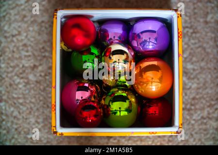 Boîte de boules colorées Banque D'Images
