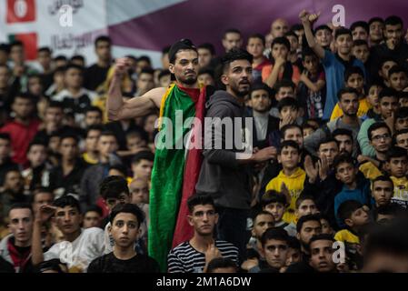 Gaza, bande de Gaza, Palestine. 10th décembre 2022. Gaza, Palestine. 10 décembre 2022. Les Palestiniens de Gaza regardent sur grand écran la diffusion en direct du quart de finale de la coupe du monde de la FIFA entre le Maroc et le Portugal qui s'est tenu au Qatar. Le match s'est finalement terminé avec la victoire du Maroc 1-0 (Credit image: © Yousef Mohammed/IMAGESLIVE via ZUMA Press Wire) Banque D'Images