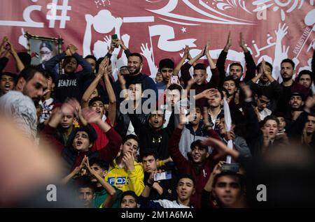 Gaza, bande de Gaza, Palestine. 10th décembre 2022. Gaza, Palestine. 10 décembre 2022. Les Palestiniens de Gaza regardent sur grand écran la diffusion en direct du quart de finale de la coupe du monde de la FIFA entre le Maroc et le Portugal qui s'est tenu au Qatar. Le match s'est finalement terminé avec la victoire du Maroc 1-0 (Credit image: © Yousef Mohammed/IMAGESLIVE via ZUMA Press Wire) Banque D'Images