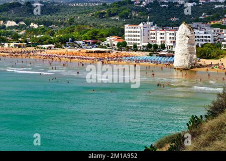 Vieste Gargano. Pouilles Italie. Monolith Pizzomunno et plage Banque D'Images