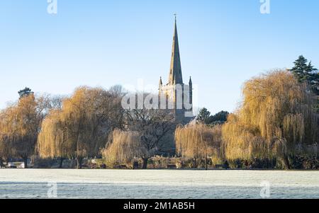 Église de la Sainte-Trinité et rivière à Stratford-upon-Avon par une belle journée d'hiver. Banque D'Images
