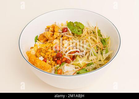 COM hen, plat de riz vietnamien avec panier de bébé palourdes riz, nourriture vietnamienne isolée sur fond blanc; gros plan Banque D'Images