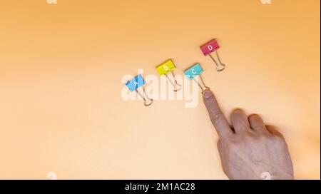 L'ordre de priorité de toute activité est correct. Une personne définit des priorités Banque D'Images