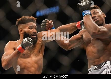 10 décembre 2022: LAS VEGAS, NV - DÉCEMBRE 10: (G-D) Chris Curtis poinçons Joaquin Buckley dans leur combat MiddlewEight lors de l'événement UFC 282 à T-Mobile Arena sur 10 décembre 2022 à Las Vegas, Nevada, États-Unis. (Credit image: © Louis Grasse/PX Imagens via ZUMA Press Wire) Banque D'Images