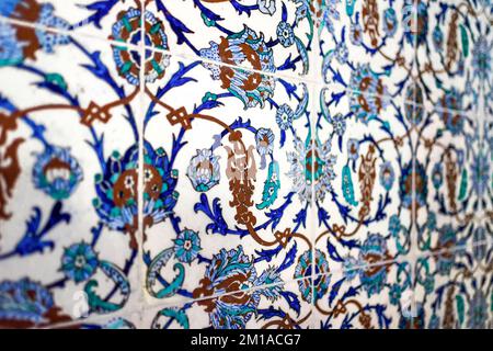 Carreaux de céramique faits à la main du palais de Topkapi, datant du 16th siècle à Istanbul, Turquie. Banque D'Images