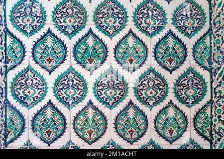 Tuiles ottomanes faites à la main du Palais Topkapi, du 16th siècle à Istanbul, Turquie. Banque D'Images
