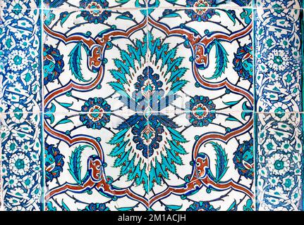 Tuiles artisanales uniques du Palais de Topkapi, datant du 16th siècle à Istanbul, Turquie. Banque D'Images