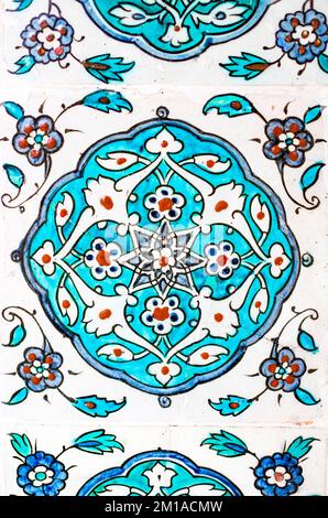 Carreaux de céramique faits à la main du palais de Topkapi, datant du 16th siècle à Istanbul, Turquie. Banque D'Images
