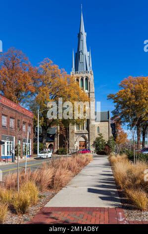 DURHAM, NC, USA-1 DÉCEMBRE 2022 : l'église méthodiste de la Trinité, le jour ensoleillé de la fin de l'automne. Image verticale. Banque D'Images