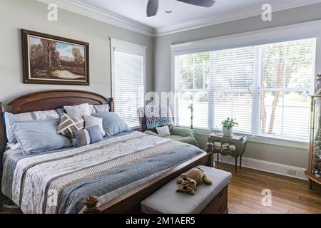 Une chambre principale avec une grande fenêtre Banque D'Images