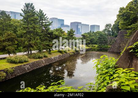 Vue sur Tokyo depuis les jardins du palais impérial de Ninomaru à l'automne Banque D'Images