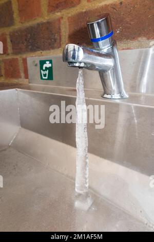 La colonne de glace s'étend d'un égouttement du robinet gelé de sorte que de la glace se forme à partir de l'eau qui coule du robinet. Risque important d'éclatement d'un tuyau dû au gel par temps froid. ROYAUME-UNI. (132) Banque D'Images