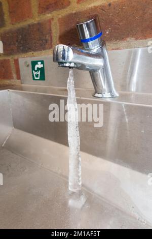 La colonne de glace s'étend d'un égouttement du robinet gelé de sorte que de la glace se forme à partir de l'eau qui coule du robinet. Risque important d'éclatement d'un tuyau dû au gel par temps froid. ROYAUME-UNI. (132) Banque D'Images